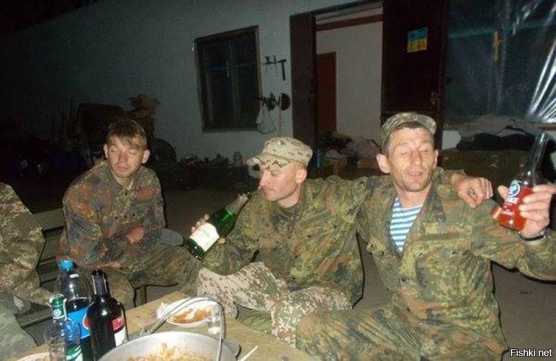 А мне в этой картине нравится индивидуальность каждого персонажа, ОЧЕНЬ колоритные фигуры и очень сильные образы. Каждый - прям чувствуется что силен, закалён в битвах, мужественен. И все атрибуты - чубы, оселедцы, усы, кажутся естественными. Простите что снова про Украину, но современные подражатели "той эпохе" и "тем людям" даже в подмётки не годятся. И выглядят как китайские копии.