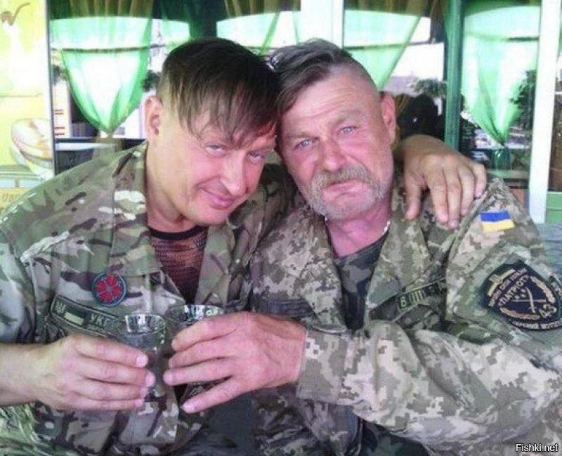А мне в этой картине нравится индивидуальность каждого персонажа, ОЧЕНЬ колоритные фигуры и очень сильные образы. Каждый - прям чувствуется что силен, закалён в битвах, мужественен. И все атрибуты - чубы, оселедцы, усы, кажутся естественными. Простите что снова про Украину, но современные подражатели "той эпохе" и "тем людям" даже в подмётки не годятся. И выглядят как китайские копии.