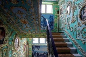 Подъезды - они тоже разные бывают. Вот, например, в Киеве такой есть: