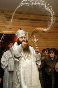Одна из не самых жестоких и оригинальных, но все-таки, шуток. У меня подруга работает в небольшом предприятии фармацевтическом, которое выпускает витамины-пустышки-бады. В том числе и шипучие растворимые. Т.к. предприятие подпольно-раздолбайское, то войти туда, особенно с сотрудником труда не составляет.

 В один день сидим там с этой подругой, она мне показывает веселье опыты с шипучей основой для витаминов. Типа, обмазывает палец, он высыхает, она опускает палец в стакан с водой, тот начинает шипеть и пениться, как в фильмах ужасов. 

Взял я у подруги упаковку этой шипучей гадости, обмазал ей лицо и отправился в церковь на какую-там процедуру (с родственниками), где поп водой хлещет в лицо. Дождавшись своей очереди, когда вода попадет мне на лицо и эта херня зашипела и запенилась, стал орать как резанный и метаться... Эффект превзошел все мои ожидания... Поп в шоке, бабки в церкви истово крестятся и шепчут молитвы, типа дьявол изыди... Родственники с мной до сих пор не общаются.