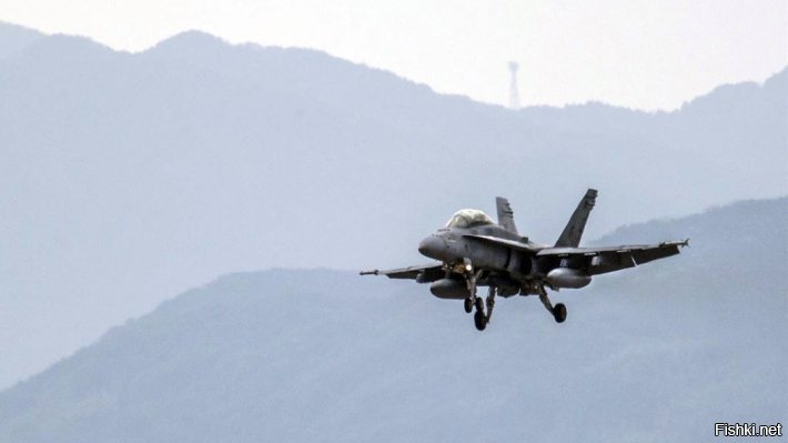 Американский истребитель F-18 разбился в Долине Смерти

01.08.2019

Семь человек пострадали в результате крушения американского военного истребителя F-18. Инцидент произошел в Калифорнии возле военно-морской авиабазы China Lake в 10 утра по местному времени (31 июля в 21:00 мск).

Палубный истребитель-бомбардировщик F-18 потерпел крушение в каньоне «Звездных войн» в западной части национального парка Долина Смерти. Это место популярно среди туристов, которые приезжают посмотреть на тренировочные полеты.