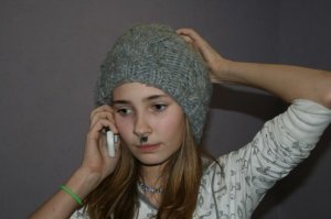 7 класс
пригласил на "днюху" одноклассниц, одна из которых мне очень нравилась. 
В шкафу у родителей была початая бутылка ликёра.
На фото с телефоном это её мама интересуется её поведением.