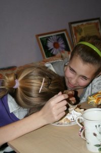 7 класс
пригласил на "днюху" одноклассниц, одна из которых мне очень нравилась. 
В шкафу у родителей была початая бутылка ликёра.
На фото с телефоном это её мама интересуется её поведением.