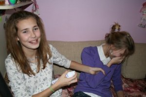7 класс
пригласил на "днюху" одноклассниц, одна из которых мне очень нравилась. 
В шкафу у родителей была початая бутылка ликёра.
На фото с телефоном это её мама интересуется её поведением.
