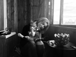 В корень зришь, тёзка!
С другом у неё - не заладилось, сейчас она - "в активном поиске".
Работа, кроме усталости, ничего не приносит.
Денег хронически не хватает.
Живёт с мамой и трусливым котом, который даже на лестничную площадку боится выходит после того, как три года назад его жестоко дефабержировали.
Но, какие наши годы, всё лучшее еще впереди.