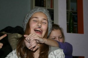 7 класс
пригласил на "днюху" одноклассниц, одна из которых мне очень нравилась. 
В шкафу у родителей была початая бутылка ликёра.
На фото с телефоном это её мама интересуется её поведением.