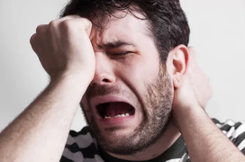 ...по телевизору показывают куранты, равномерно отсчитывающие последние секунды старого года. Бабушка распахнула окошко, и весело сказала:
 - Новый год пускаем!
А я сижу в пижаме и носках. На столе стоит оливье, холодец, один бутерброд с красной икрой, холодец и лимонад. Буратино. 
Пахнет мандаринами и парафином. Странная железная конструкция, напоминающая елку, с вертушкой наверху, гулко звякает. 
-Ура!!!!! С новым Годом!!!
Мне наливают лимонад и пододвигают бутерброд с икрой...

-Ой, - звучит где то позади голос Мамы, - "а что это под елкой лежит?"

Там был "Светофор". 

Может и не в тему к фотке, но мне тогда исполнилось 7 лет.