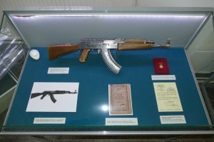 Проходя службу в рядах ВС имел опыт общения и с АК-47, и с А-74. Мы их так и называли дабы различать. Вот кстати фотка из музея.