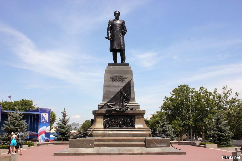 Центральная площадь, проспект Севастополя,  Черноморское военно-морское училище носят имя Нахимова Павла Степановича.