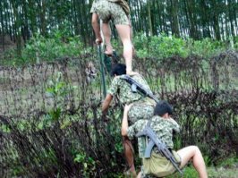 В тех местах это в порядке вещей. Вот, например, тренировки спецназа "дакконг" (лесные коммандос)...