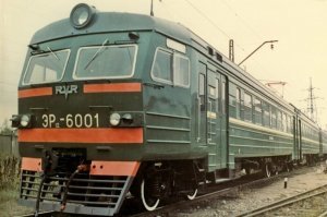 А вот на этом я работал помощником ,в депо пяэскюла . Теристорная . Сырая была как картошка. Глючила постоянно. Бывало,на одной секции до станции дотягивали,так как остальные выбивало напрочь. Да пару раз тепловозом с перегона вытягивали.Никто на них работать не хотел и к ним были прикреплены определенные бригады.А эр-2 хоть и скакала на 50км как заяц ,но была надёжная как т-34.