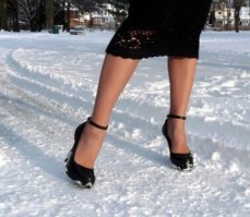 А что, в реальной жизни никогда не видели девушек в юбках и туфлях на легком морозе? Снега там нет, температура может быть -1...-2 градуса. Почему не выйти в туфлях?