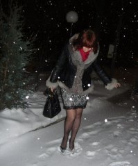 А что, в реальной жизни никогда не видели девушек в юбках и туфлях на легком морозе? Снега там нет, температура может быть -1...-2 градуса. Почему не выйти в туфлях?