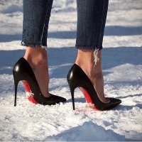 А что, в реальной жизни никогда не видели девушек в юбках и туфлях на легком морозе? Снега там нет, температура может быть -1...-2 градуса. Почему не выйти в туфлях?