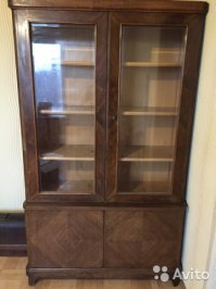 В стенке или полка на полку это как дополнение к шкафу. У нас был примерно такой