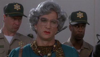 Мужчина нарядился своей 60-летней матерью, чтобы сдать за нее экзамен