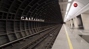 точно