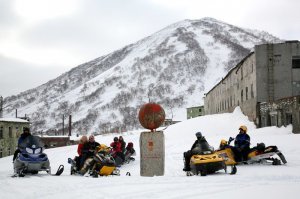 На Камчатке, в п. Бичевинка дети начали лепить снеговиков на 5-й день после снегопада, когда смогли выбраться из дома, и закончили лепить в августе, когда снег растаял