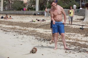 Было один раз на Майорке , пошел на рыбалку , снасти как обычно морские , донка и морские черви , кидал почти с берега , правда уходил по шею в воду . Сижу спокойно пью сан Мигель и тут на тебе удары такие думаю ну все вот удача , вытягивал минут 45 , даже люди с фотиками собрались , жене ору неси фотик , что то большое черное , подхожу ближе краснее зараза и водой с чернилам брызгает . Когда вытащил на берег офигел . И тут откуда не возьмись прибегает наглый местный и спрашивает ножик есть говорю нет , убегает  и приносит палку , спрашивает он тебе нужен говорю нет , он а пакет у тебя есть , я говорю так же нет . Он нашел в мусорнике покет и проткнул бедолагу , на вес кг 3 был . Могу фотку добавить что бы не быть пустозвоном . Кстати удилище я поломал , слишком прыткий был . Фоткам лет 13 :) Слегка похудел :))))))))))