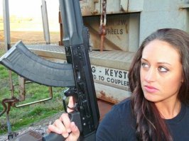 Вчера абонент была похожая на эту девицу, уже при созвоне стало понятно что она сильно подшафе, и если бы она в таком состоянии ещё бы и за автомат ухватилась, я бы опорожнил кишечник, прямо в прихожей.