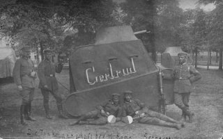 "Суровые японские велотанки..." - фотография реальная, подпись фейковая. На самом деле, это фанерный копии французских Reno FT-17, использовавшиеся Рейхсвером для обучения пехотинцев борьбе с танками (проще говоря, как мишени) и танкистов - действиям в составе подразделения. Если поискать, найдутся и фотографии этих макетов с немецкими надписями.