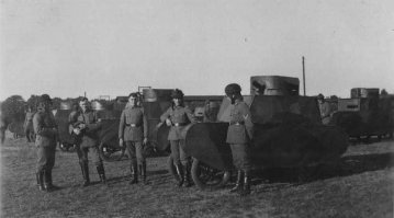 "Суровые японские велотанки..." - фотография реальная, подпись фейковая. На самом деле, это фанерный копии французских Reno FT-17, использовавшиеся Рейхсвером для обучения пехотинцев борьбе с танками (проще говоря, как мишени) и танкистов - действиям в составе подразделения. Если поискать, найдутся и фотографии этих макетов с немецкими надписями.