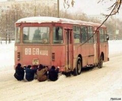 Помню мне мама купила новые варежки и я на районе пошел за бампера машин цепляться... В общем на каком-то этапе варежка примерзла к бамперу пирожка и уехала в даль без меня. А я бежал за пирожком, кричал, но водитель не остановился. Потом еще долго бегал по району, искал эту машину, но так и не нашел. Пришлось возвращаться домой за трындюлиной  Чёт вспомнилось, вдруг...