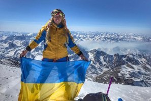 У Димона кризис, наверное. Хехе.
Подборочка так и вынуждает пойти купить мыло и веревку.
Затем "помыться и уйти в горы" (c)