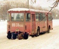 Да, в Куйбышеве мы так и катались! А ещё снежками кидали в автобусы..... А потом бегали!