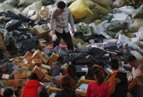 Ты думаешь в Китае с твоими посылками обращаются более бережно?
Вот ты насмешил))))))