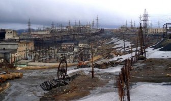 Автор, из каких же это соображений ты посчитал ЭТО красотой? А ты вообще в курсе как живут люди рядом с плавцехом и сернокислотным цехом, что на этом фото? Чем они дышат? Какую воду пьют? А знаешь ли ты что окрестные сопки в радиусе многих километров выжжены кислотными осадками до самого песка? А что дети там болеют - знаешь? Дурак ты...