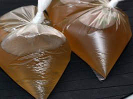 Эта Дама точно с просторов СССР!
Пиво в пакетах....
Гениально!