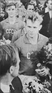 На молодого Эдуарда Стрельцова, вполне  похож !