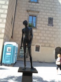 Тоже Прага. Есть поверье, что если незамужняя девушка потрет его писюн, то в течении года у нее наладится семейная жизнь