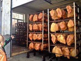 Легко. Коптильня это огромный шкаф