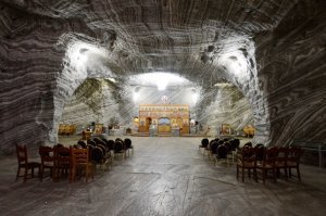 Соляные шахты очень впечатляют своими масштабами. Мы были в двух, обе понравились, правда, фотографии не передают огромные размеры этих шахт.