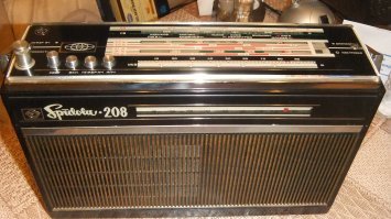 Как раз на этой неделе приобрёл через Авито и Спидолу-208 и Ригу-104 (по 1000 руб). На замену своим из коллекции. Оба в идеале -