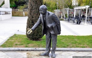 В Баку много скульптур такого плана, одна из них.