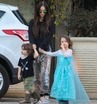 потому что они там за океаном е**улись. Пример, сыновья Шарлиз Терон и Меган Фокс