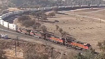 такой задолбаешся на ж.д переезде пропускать!