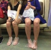Ну эти дурочки босоходящие, полностью босой ходит не в кайф, вот они так типа предохраняются. Я таких же в Москве в метро в октябре месяце видел.