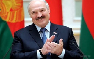 Сам из страны сделал колхоз со своей командно-плановой экономикой, задушил весь бизнес, передав самые лакомые куски своим друганам (крэпким хазяйстявникам), куда не плюнь везде какие-то старые маразматики назначенцы сидят, мозгами состарившиеся ещё в СССР. Зсатой, разруха, бюрократия, кумовство, коррупция. Везде все только и требуют показатели.. а на КПД всем начхать, главное отчитаться наверх что "перевыполнили план". Телевизор "отчественного" производства - в 2010 году было дешевле купить в РФ и приезти в Минск, нежеле чем купить в Минске на заводе - производителе (ну там где на китайские телеки наклейки клеят), а всё потому что важны были показатели импорта, и чиновники сливали за границу любую технику в минус рентабельности, только чтоб отчитаться о высоком сбыте.. а потери.. да бог с ними, налоги повысим. Теперь с инвалидами фишку придумали.. набеои в штат дочерней фирмы 51% и получи преф поравку к любому говну в гос тендерах, по итогу хоть мало-мальски качественный товар исчез, потому что гонят китайское говно через фирмы с инвалидами (которые там просто числятся), и имеют профит в 25%, в то время как качественный товар не продаётся.. ибо меряют всё не по цене, а по качеству. Везде сплошное барахло , 5% откаты и высокие показатели..
Страна победившая здравый смысл, с колхозником у руля, которому последить за свинофермой- страшно доверить, не то что за страной.
Рыба с головы гниёт.
Только и умеет что показуху устраивать, типо разнос чиновникам, а сам их просто с поста на пост бесконечно пересаживает, а даже если и кого-то садят, то уже внезапно через год -выпускают.. хотя вроде как 8 лет суд давал.. Кадровый резерв, свои ребята. Мафия.
