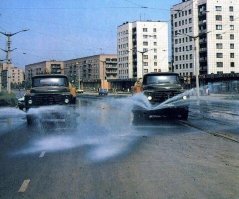 У нас в городке весь центр залепили тротуарной плиткой, вырубив деревья и кусты (заводик чиновник прикупил себе). Но при этом тротуары и проезжую часть круглый год покрывает грязища, которую никто не убирает. Оставшиеся газоны еще как-то поливает оставшийся с СССР ЗИЛ, а остальным заведует только ветер и дождь.
 А я помню как дороги чистили и поливали. Утром летом выйдешь на улицу, чистота, свежесть, душа поет. Впереди целая жизнь, уверенность в будущем...
