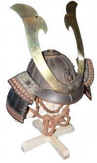 Это так-называемый шлем кабуто. Если в 6-16 вв. они еще соблюдали какие-то каноны, то в 17-18 вв., вдарились в безумное творчество)))