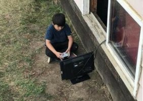 Это из серии:
- Сынок, хватит за компьютером сидеть, иди погуляй на улицу!
- Хорошо, мама.