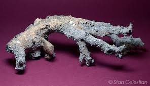 Про фульгурит повеселило...
Фульгуриты (англ. Fulgurite)    полые трубки в песках, состоящие из переплавленного кремнезёма, и оплавленные поверхности на обнажениях пород, образовавшиеся под действием разряда молнии. Внутренняя поверхность гладкая и оплавленная, а наружная образована приставшими к оплавленной массе песчинками и посторонними включениями. Диаметр трубчатого фульгурита не более нескольких сантиметров, длина может доходить до нескольких метров, отмечались отдельные находки фульгуритов длиной 5-6 метров.