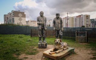 В Гродно есть улица Белые Росы, её назвали в честь культового советского фильма. Кстати микрорайон вроде как до сих пор застраивают. А на том месте, где снимали кино, стоит даже памятник его героям. И калодец из фильма остался