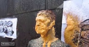 Это раньше баллончики были только аэрозольные, по принципу дезодоранта-пшикнул, и все вокруг включая тебя окуталось "ароматным" облаком. Нынче баллончики идут струйные, выдают не облако газа, а тонкую струю которой можно уже прицельно бить в нужное место. Еще есть пенные-из них вылетает струя плотной пены. Ну и гелевые-выдают струю вязкой массы которую еще и хрен сотрешь. Ну и соответственно ими уже надо конкретно попадать в цель.