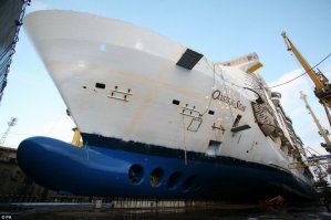 Судя по пене из под носовой части во время маневра, там стоят подруливающие устройства.