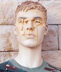 Это раньше баллончики были только аэрозольные, по принципу дезодоранта-пшикнул, и все вокруг включая тебя окуталось "ароматным" облаком. Нынче баллончики идут струйные, выдают не облако газа, а тонкую струю которой можно уже прицельно бить в нужное место. Еще есть пенные-из них вылетает струя плотной пены. Ну и гелевые-выдают струю вязкой массы которую еще и хрен сотрешь. Ну и соответственно ими уже надо конкретно попадать в цель.